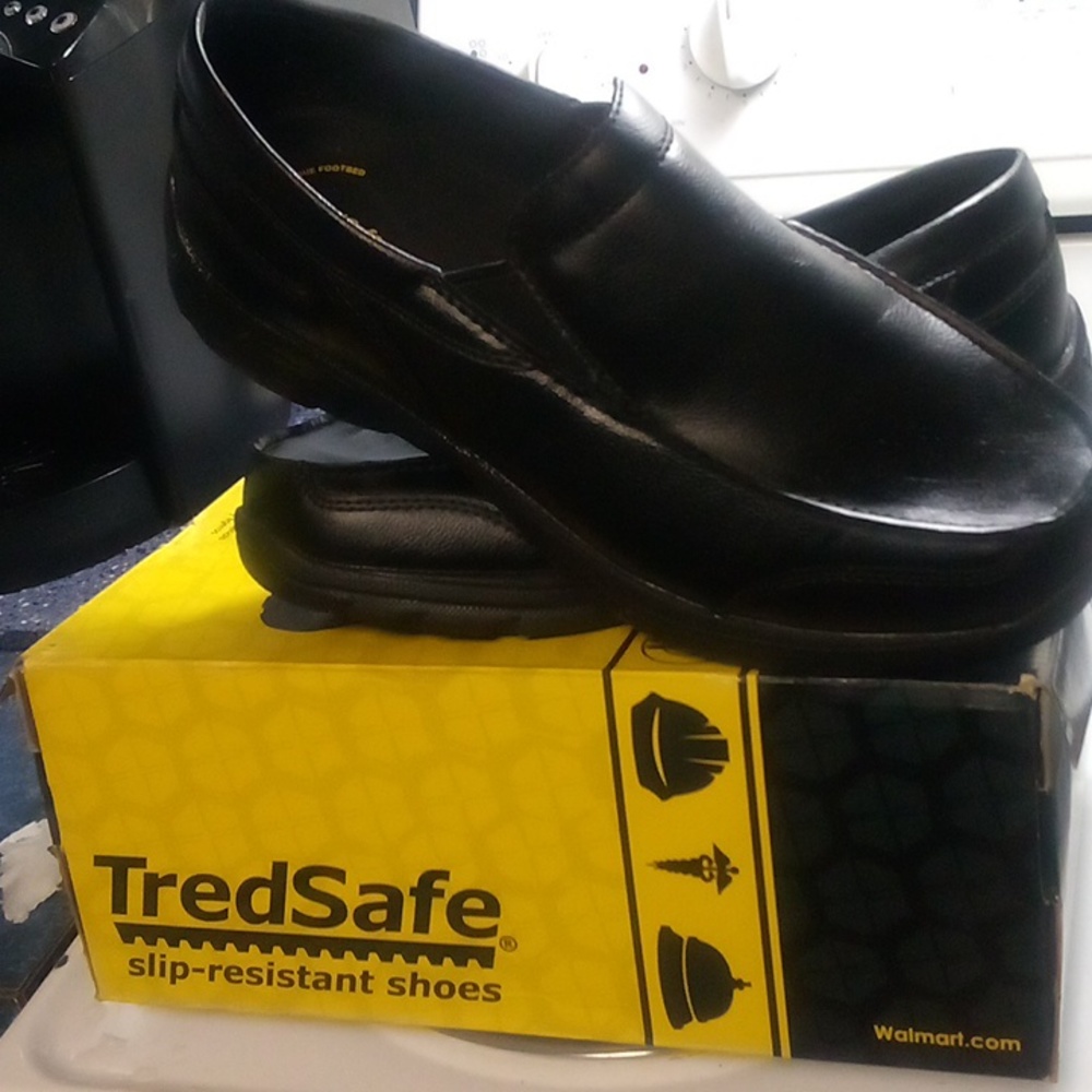 Men's treadsafe slip resistant shoes size 10